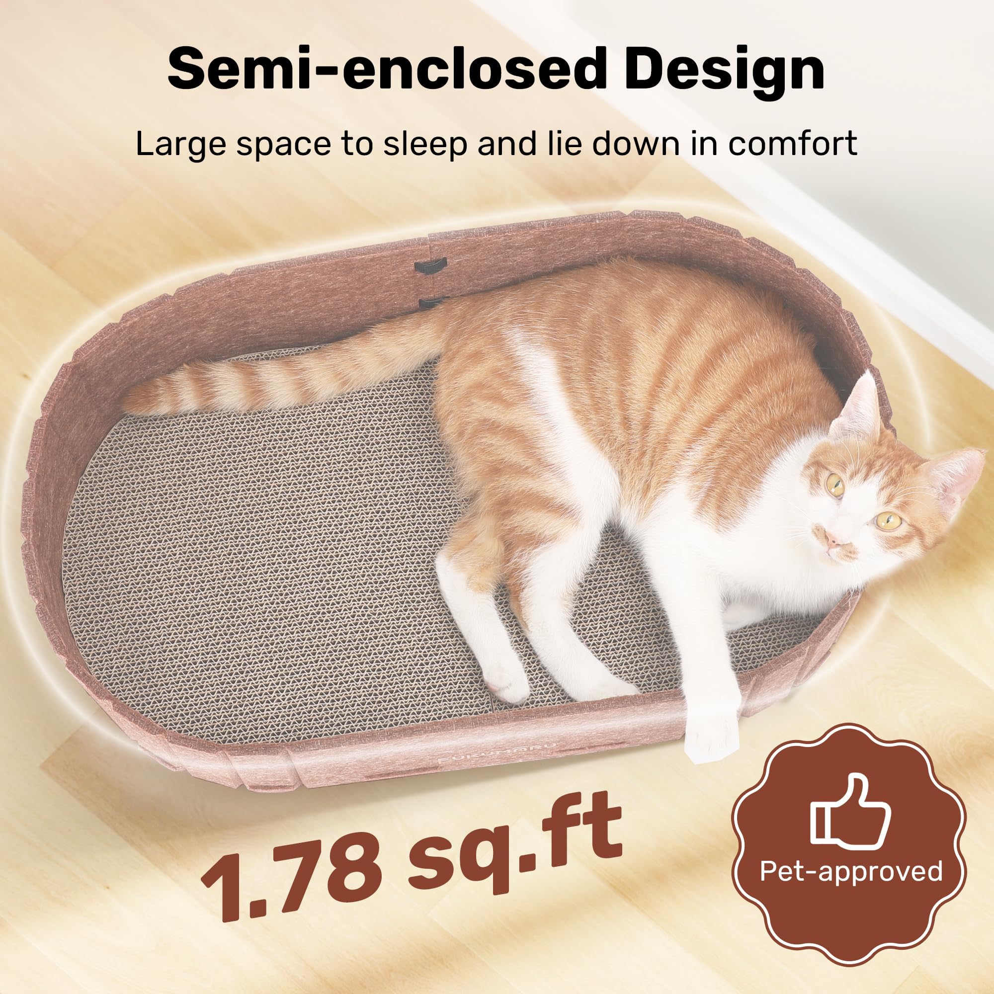 Gato descansando en el rascador ovalado FUKUMARU, diseño cómodo para la siesta.