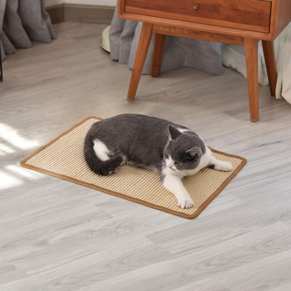 FUKUMARU rascador para gatos protege muebles al dirigir el rascado hacia el sisal.