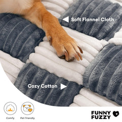 Almohadillas laterales suaves ofrecen apoyo de cabeza y cuello con Funny Fuzzy.