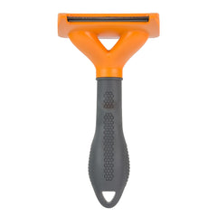 Deshedding de pelo suelto durante el cepillado con FURminator.