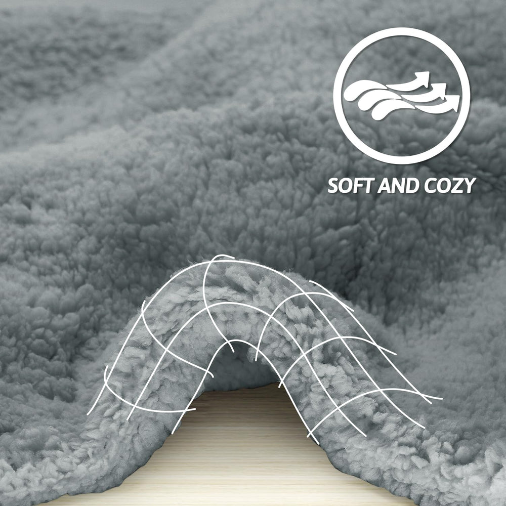 Manta furrybaby para gato pequeño en sherpa gris, perfecto para siestas cómodas.