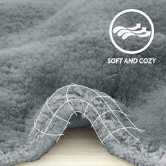 Manta furrybaby para gato pequeño en sherpa gris, perfecto para siestas cómodas.