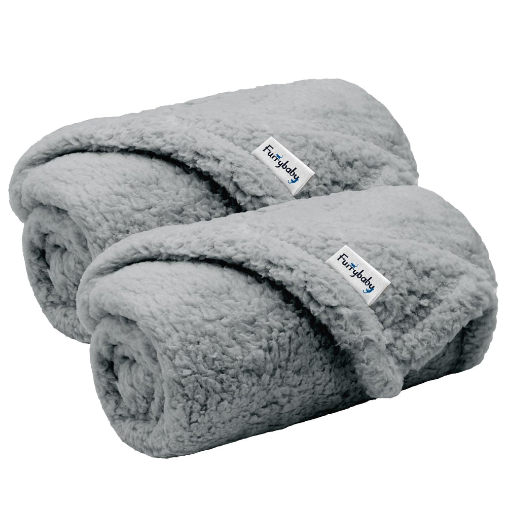 Manta FurryBaby suave para perros pequeños en el sofá, confort cálido y protección.