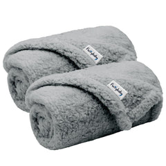 Manta FurryBaby suave para perros pequeños en el sofá, confort cálido y protección.