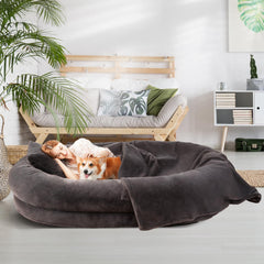 Cama humano-perro grande Fvkind, espaciosa para ver películas con tu mascota.