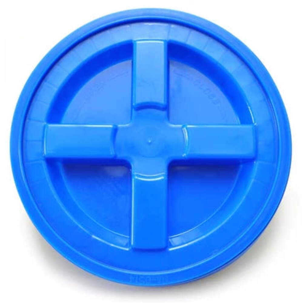 Gamma Seal de Gamma2 instalada en un balde azul para almacenamiento hermético y fácil cierre.