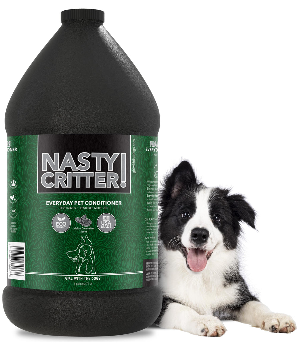 Nasty Critter! de Girl With The Dogs, vertido de la botella para una limpieza suave del pelaje.
