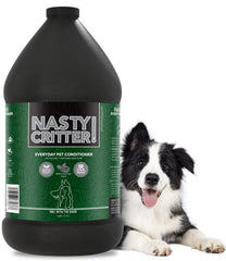 Nasty Critter! de Girl With The Dogs, vertido de la botella para una limpieza suave del pelaje.