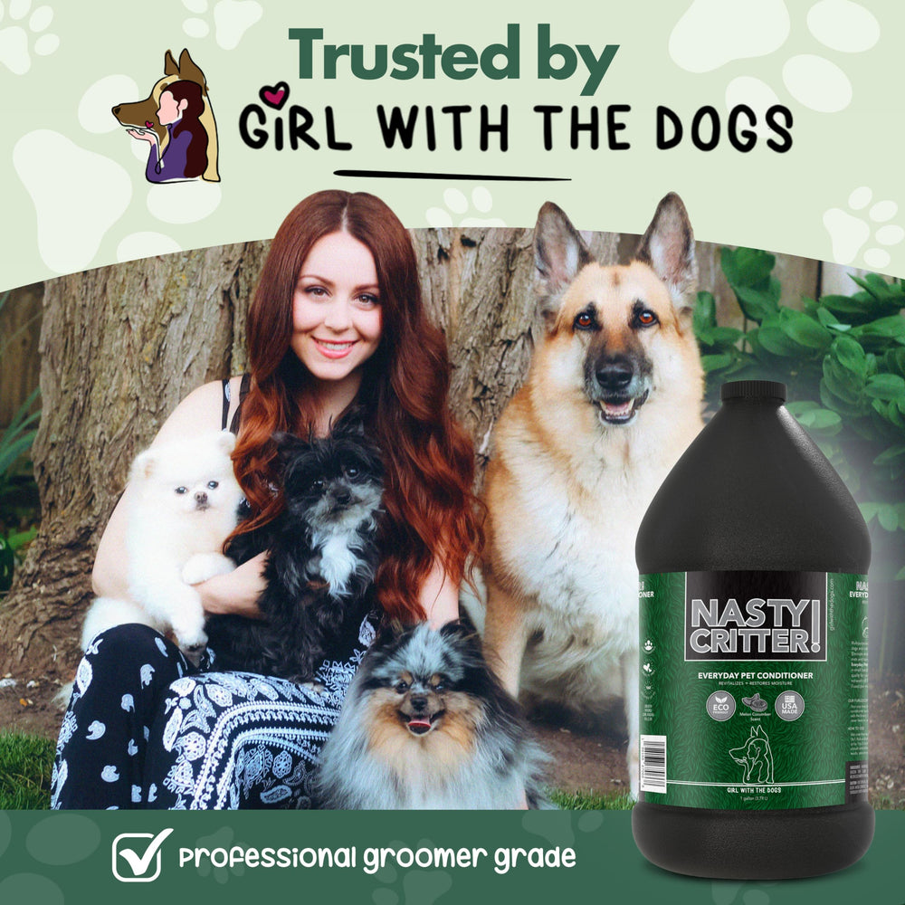 Nasty Critter! de Girl With The Dogs, etiqueta que resalta fórmula suave para perros.