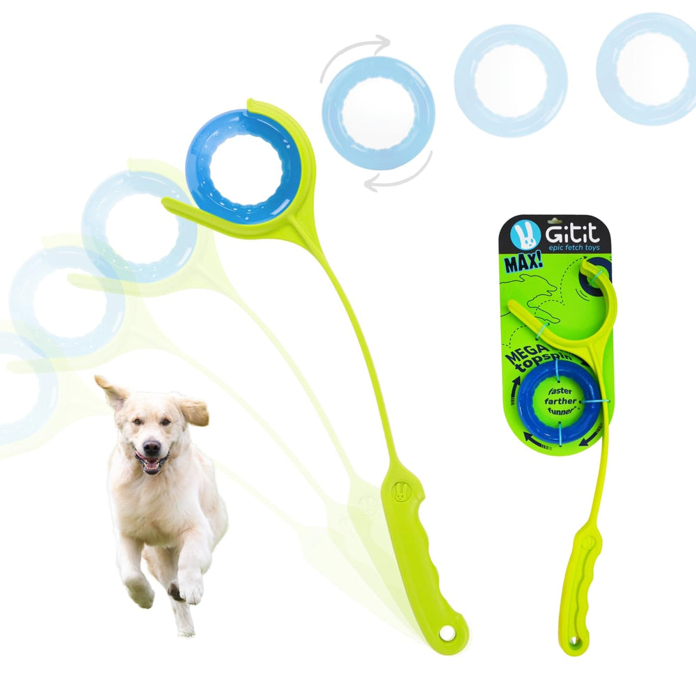 Gitit MAX! en acción, lanzando el anillo para perros con gran alcance al aire libre.