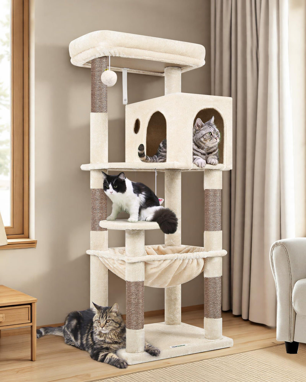 Globlazer torre para gatos con plataforma superior acolchada para descanso cómodo.