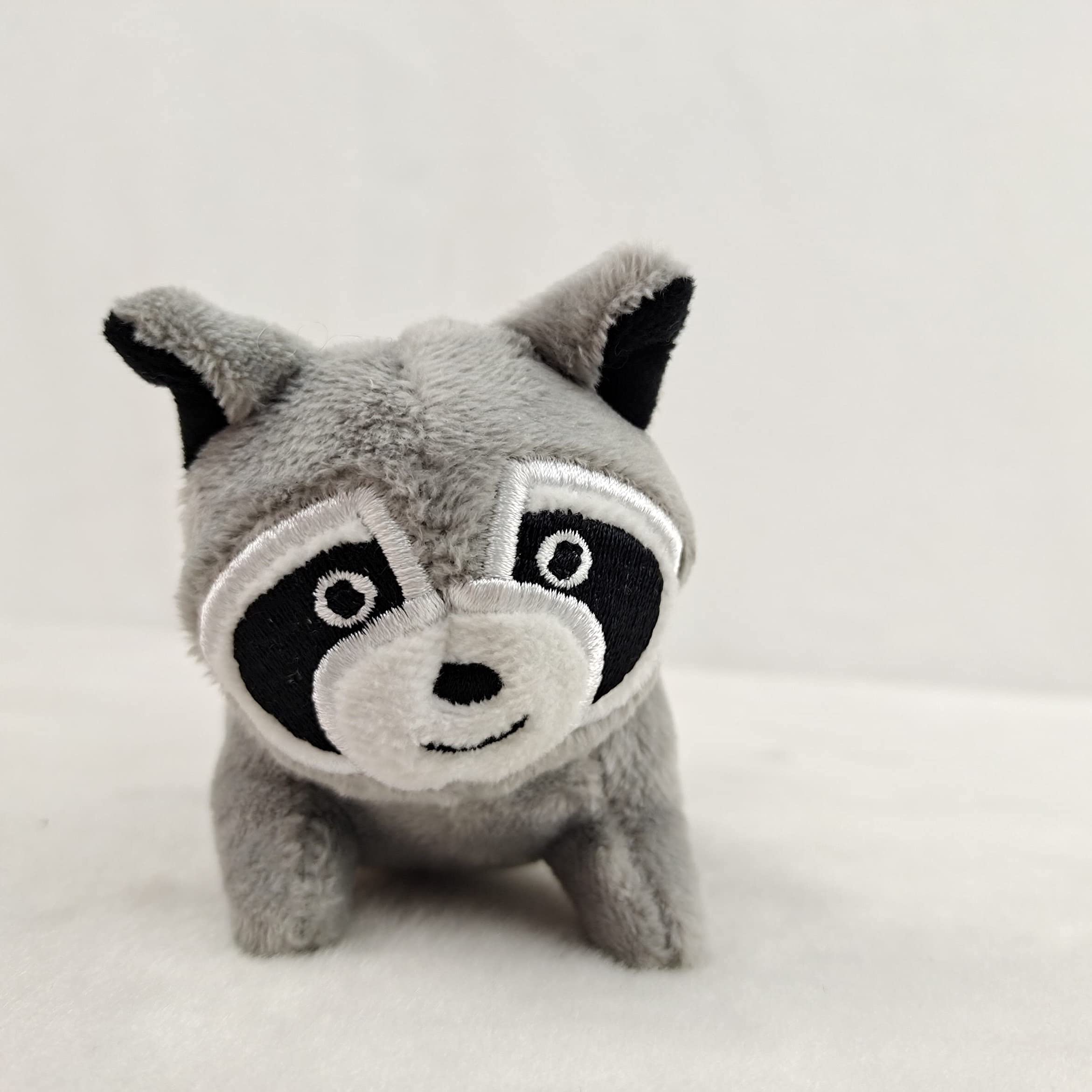 Glow Pups arbol-peluche-interactivo: refugio divertido para juegos diarios.