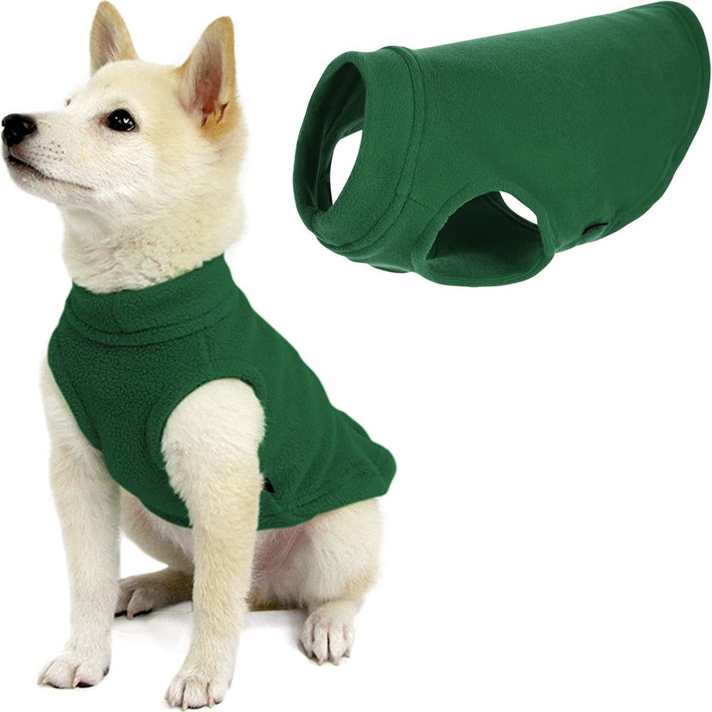 Gooby Stretch Fleece Vest, vista trasera del perro, abrigo cómodo para paseos.