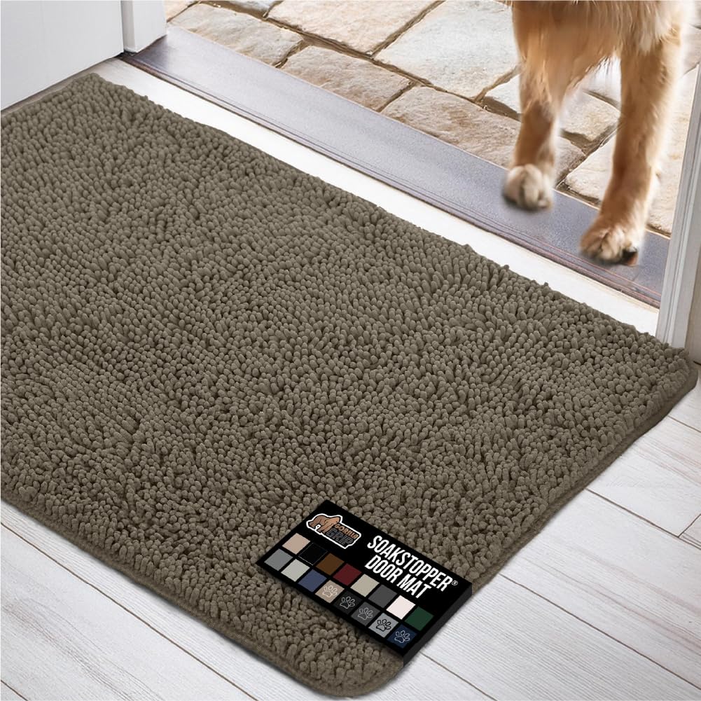 La alfombrilla Gorilla Grip SOAKSTOPPER para puerta de perro absorbe humedad y mantiene los suelos limpios.