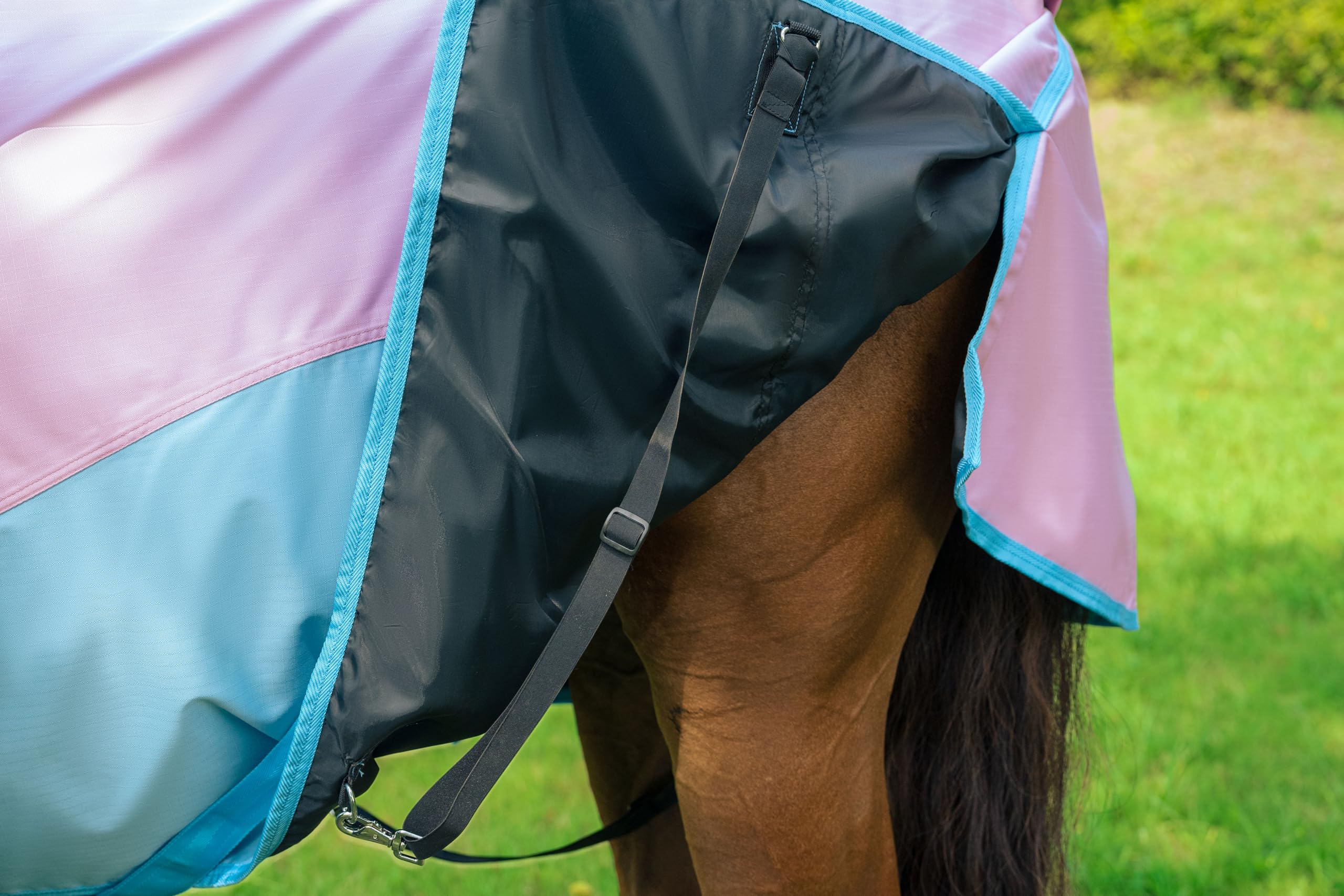 GUARDIA SHIELD diseño contorneado rosa-azul: realza la silueta del caballo sin limitar el movimiento.
