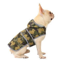 HAPPIERE impermeable camo duck para perro mediano, vista frontal para paseo bajo lluvia.