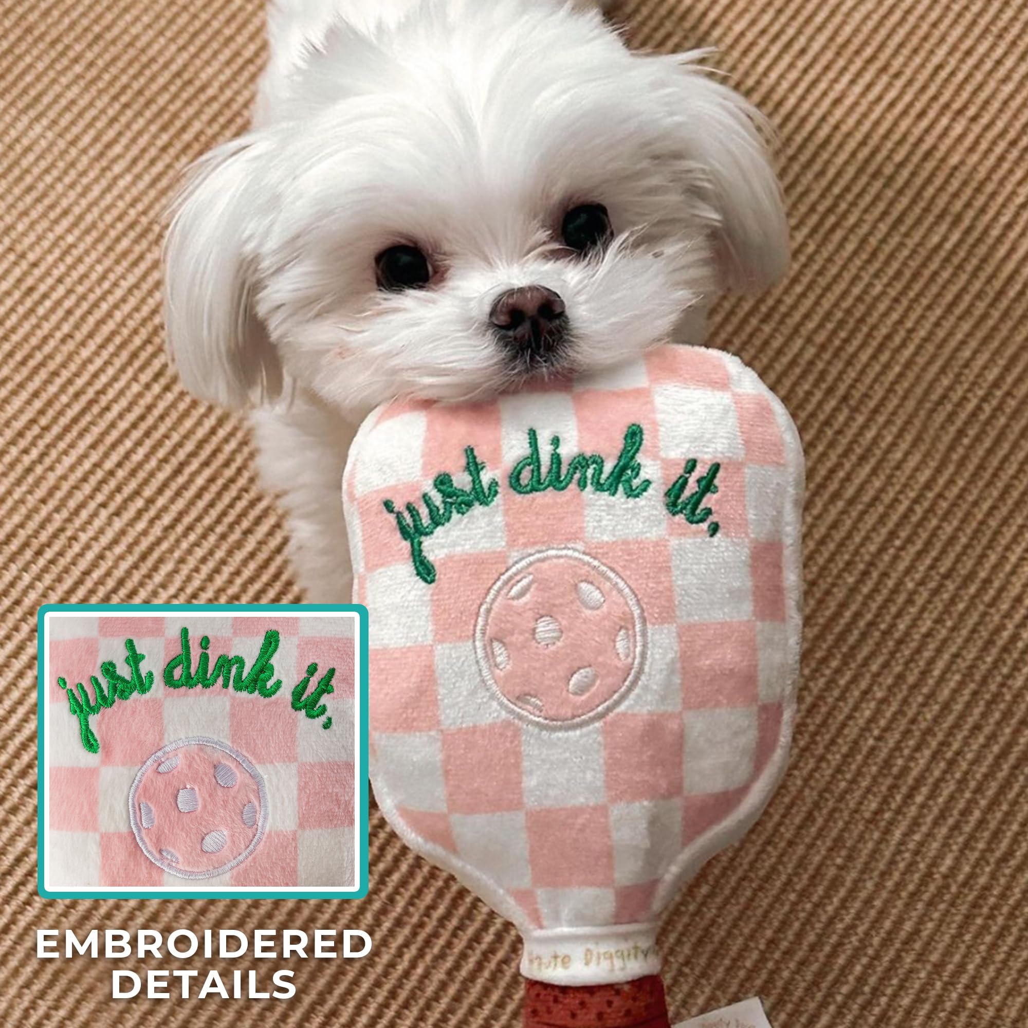 Detalles bordados divertidos en el juguete para perro