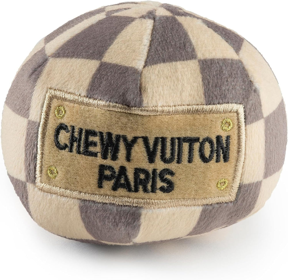 Haute Diggity Dog Pelota Checker Chewy Vuiton, diseño a cuadros, perfecta para juego y entretenimiento.