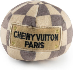 Haute Diggity Dog Pelota Checker Chewy Vuiton, diseño a cuadros, perfecta para juego y entretenimiento.