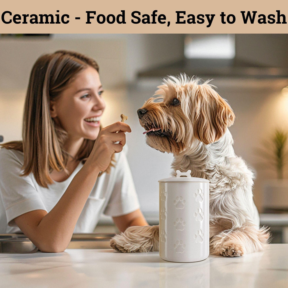 HB Design Co. Tarro cerámico para golosinas de mascotas en cocina.