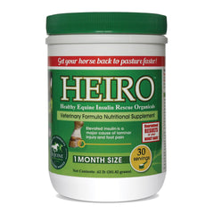 HEIRO suplemento herbal para caballos, frasco visible para apoyo metabólico diario.