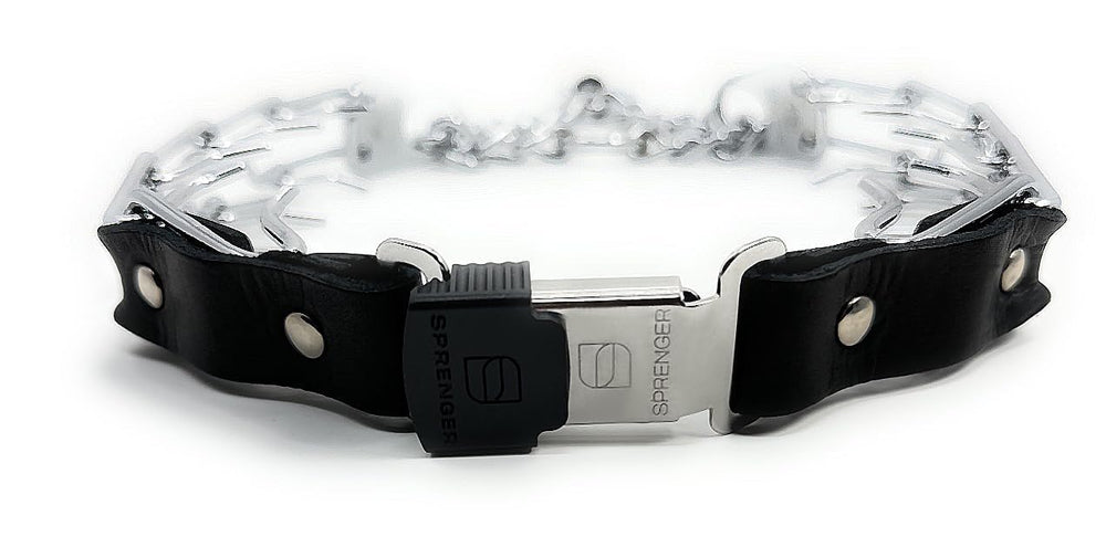 Collar Herm Sprenger prong con cliclock, cierre seguro durante caminatas.