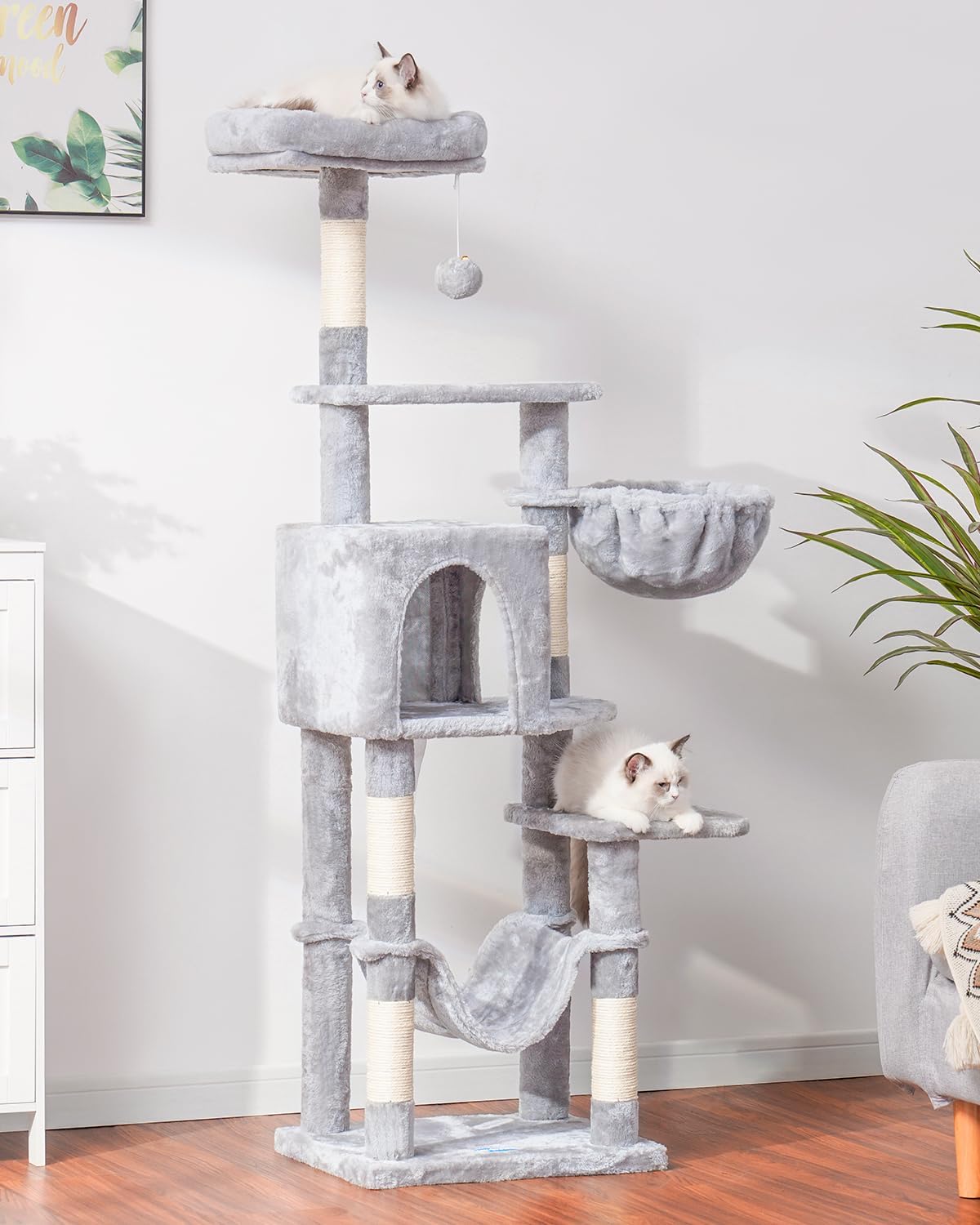 Hey-brother pompoms-gato-decorativos: detalle suave que invita a jugar y explorar.