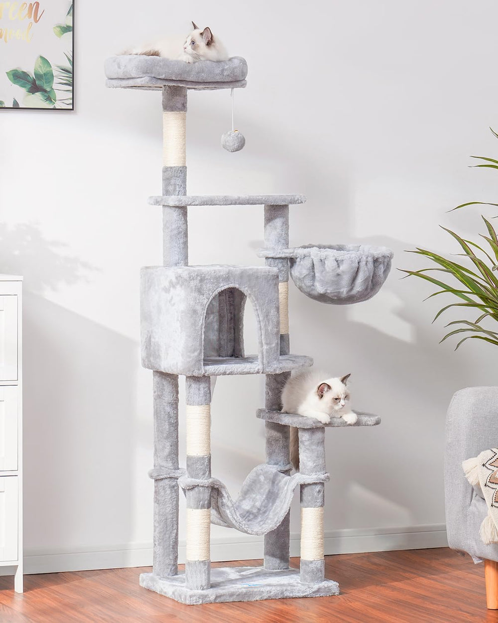Hey-brother pompoms-gato-decorativos: detalle suave que invita a jugar y explorar.