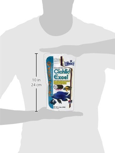 Hikari Cichlid Excel pellets, en agua flotando, muestra de alimentación rápida para peces.
