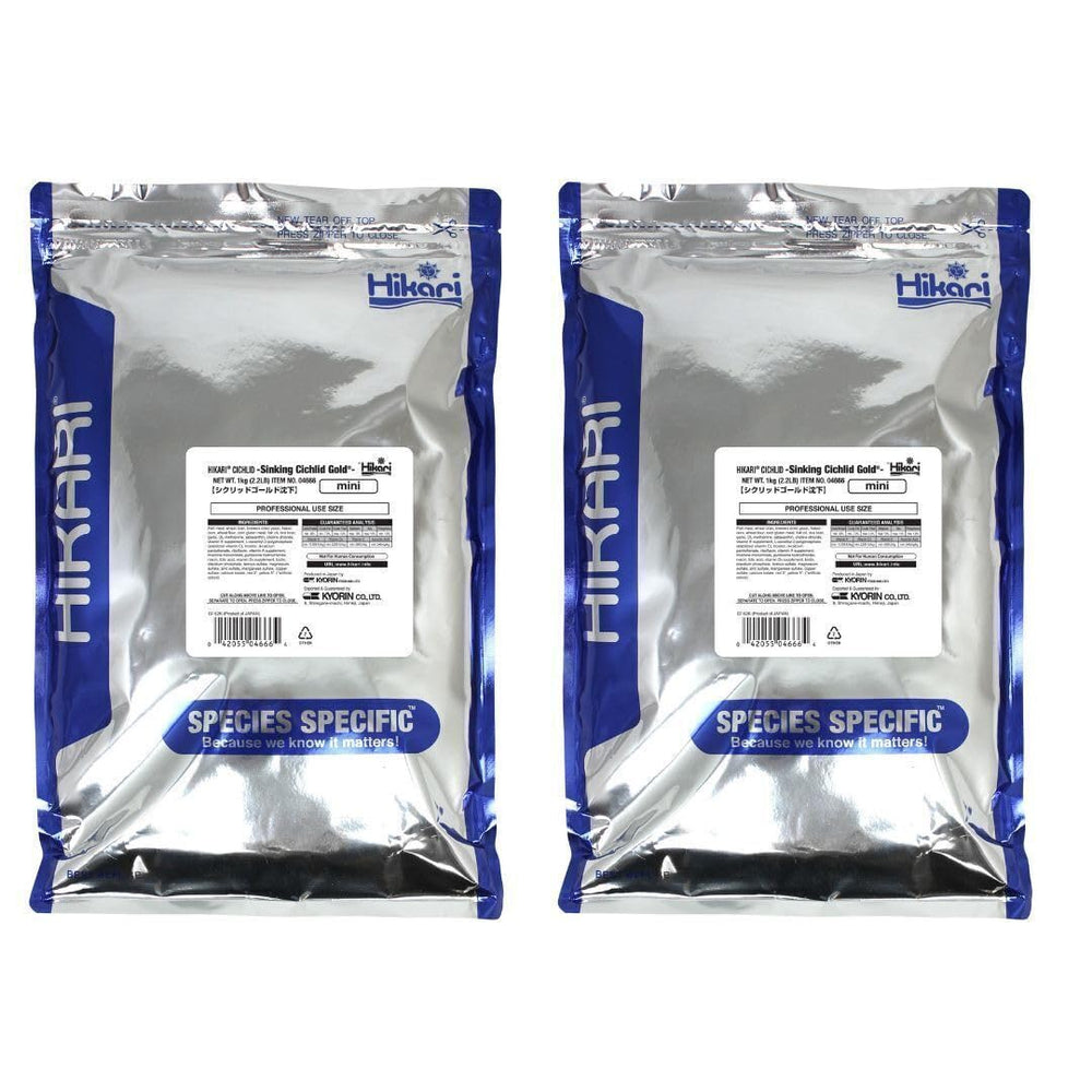 Alimento Hikari Cichlid Gold mini-gránulos en empaque, realza el color y la forma.