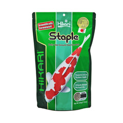 Gránulos flotantes Hikari para koi, alimentación diaria clara y posible apoyo al sistema inmune.