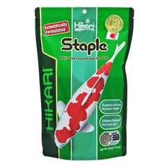 Hikari Staple Pellets en agua: nutrición diaria para crecimiento y brillo de escamas.