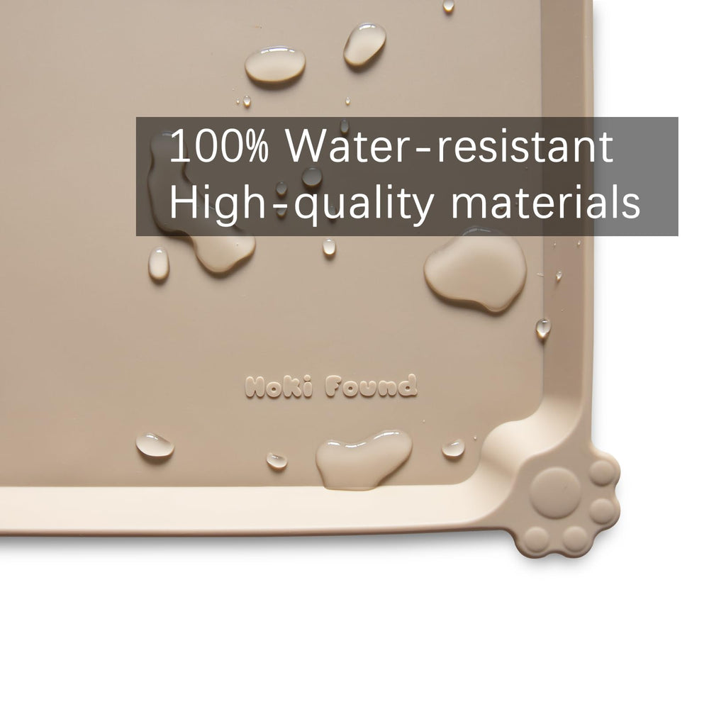Hoki Found mantel silicona con borde elevado, contiene comida y agua.
