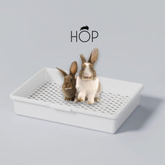 Bandeja antisalpicaduras HOP para caja de conejo, convivencia limpia y sin derrames.