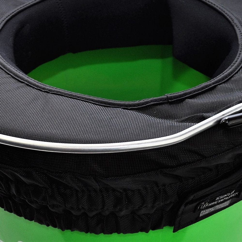Horse Spa Water-n-Hole: bordes suaves protegen el rostro del caballo durante el viaje.