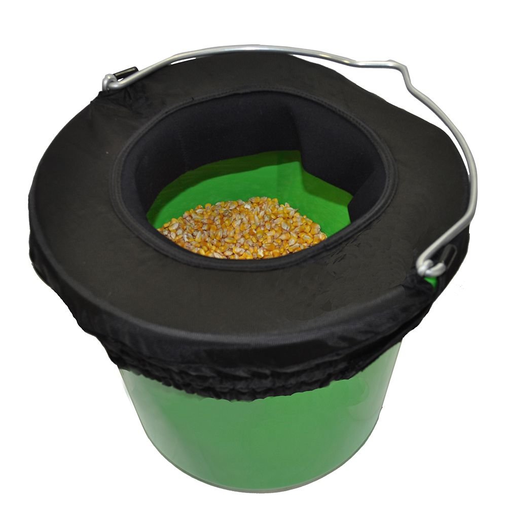 Horse Spa Water-n-Hole: borde de cubeta 5 galones, diseño a prueba de salpicaduras.