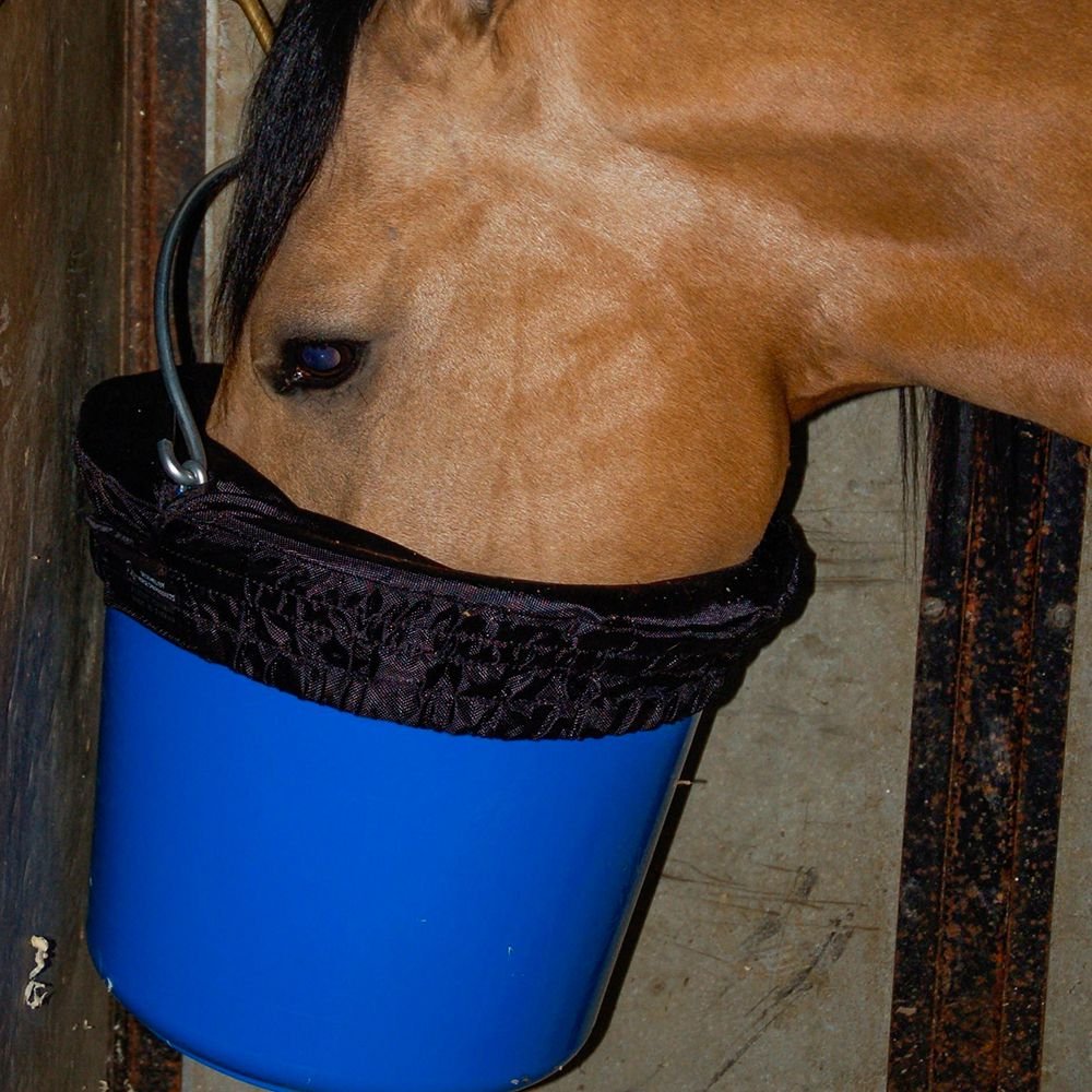 Horse Spa Water-n-Hole: útil en transporte para evitar derrames.