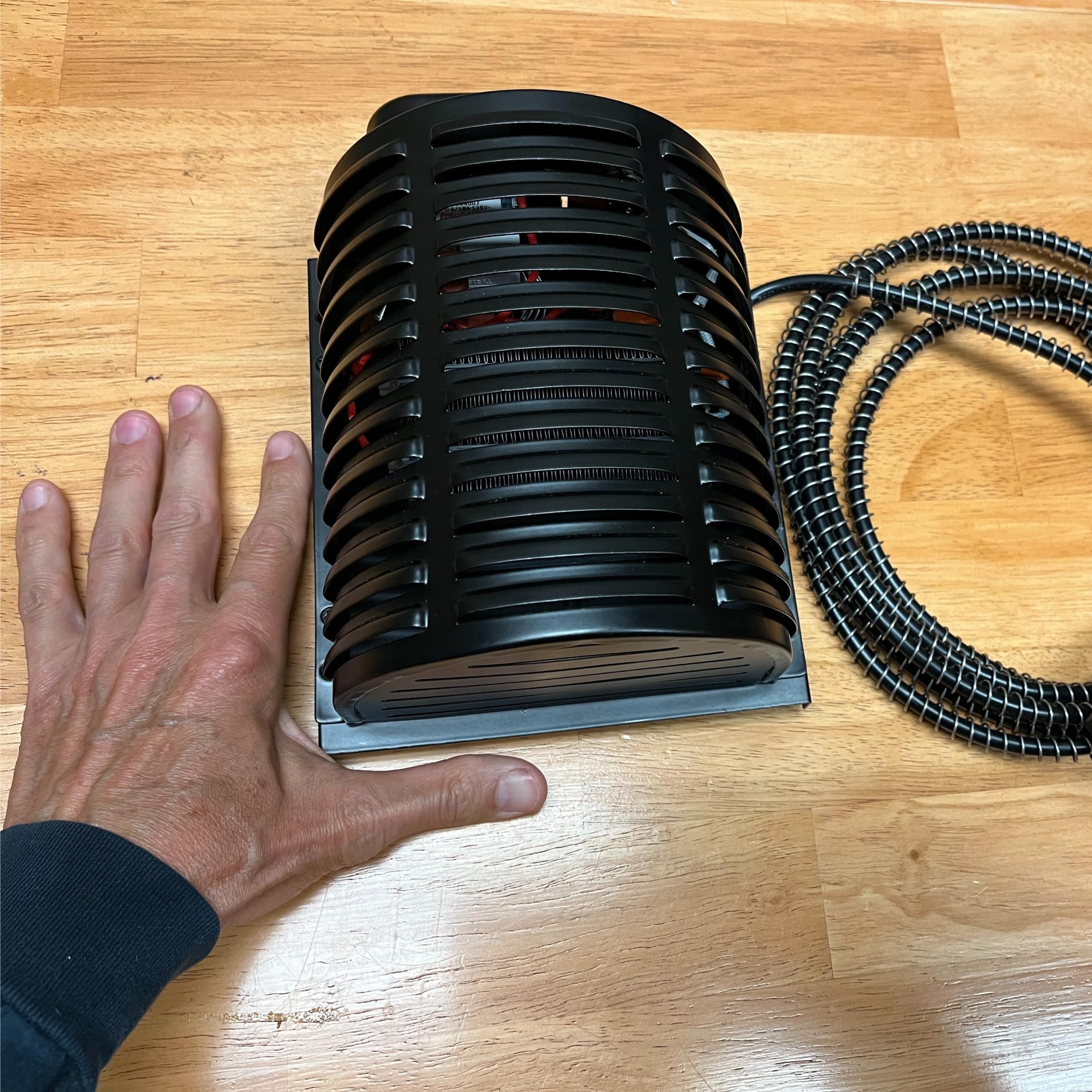 Hound Heater Deluxe fijación por tornillos para instalación rápida.