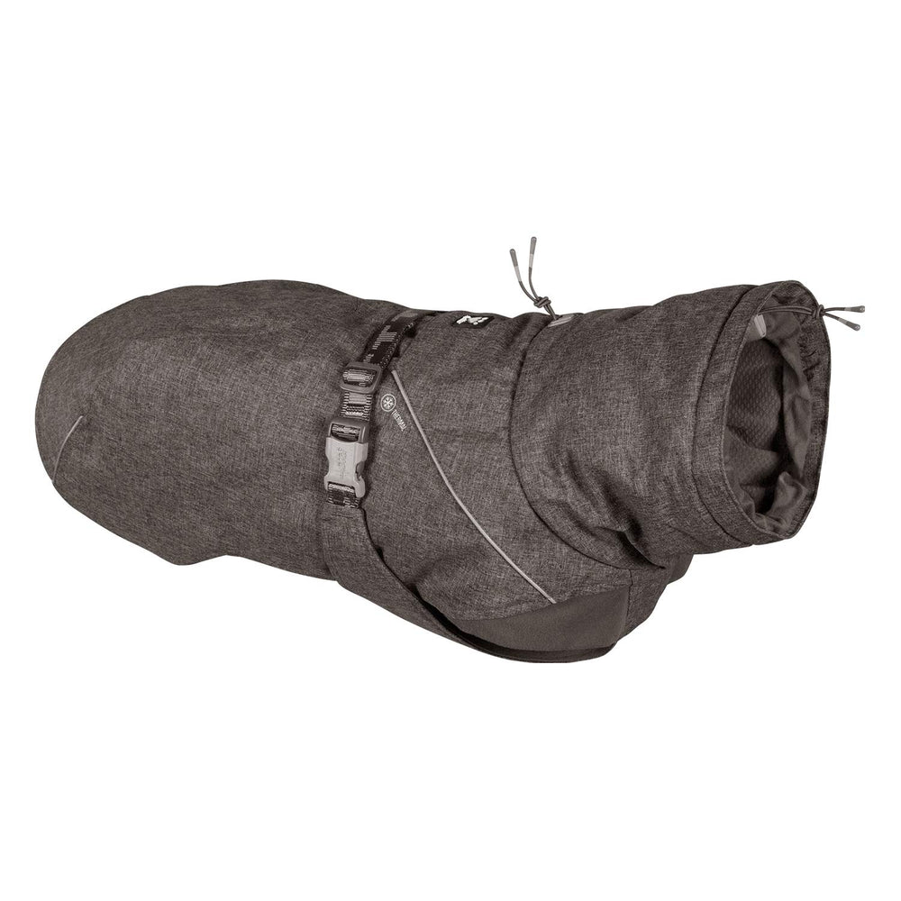 Hurtta Expedition Parka cuello ajustable para mayor confort en paseos fríos.