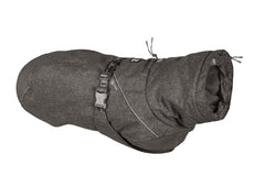 Hurtta Expedition Parka frontal con diseño ergonómico para libertad de movimiento en frío.