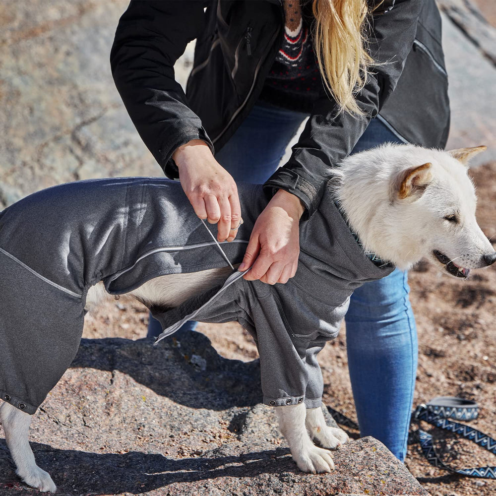 Hurtta Midlayer con cremallera, protección contra viento para salidas al aire libre.
