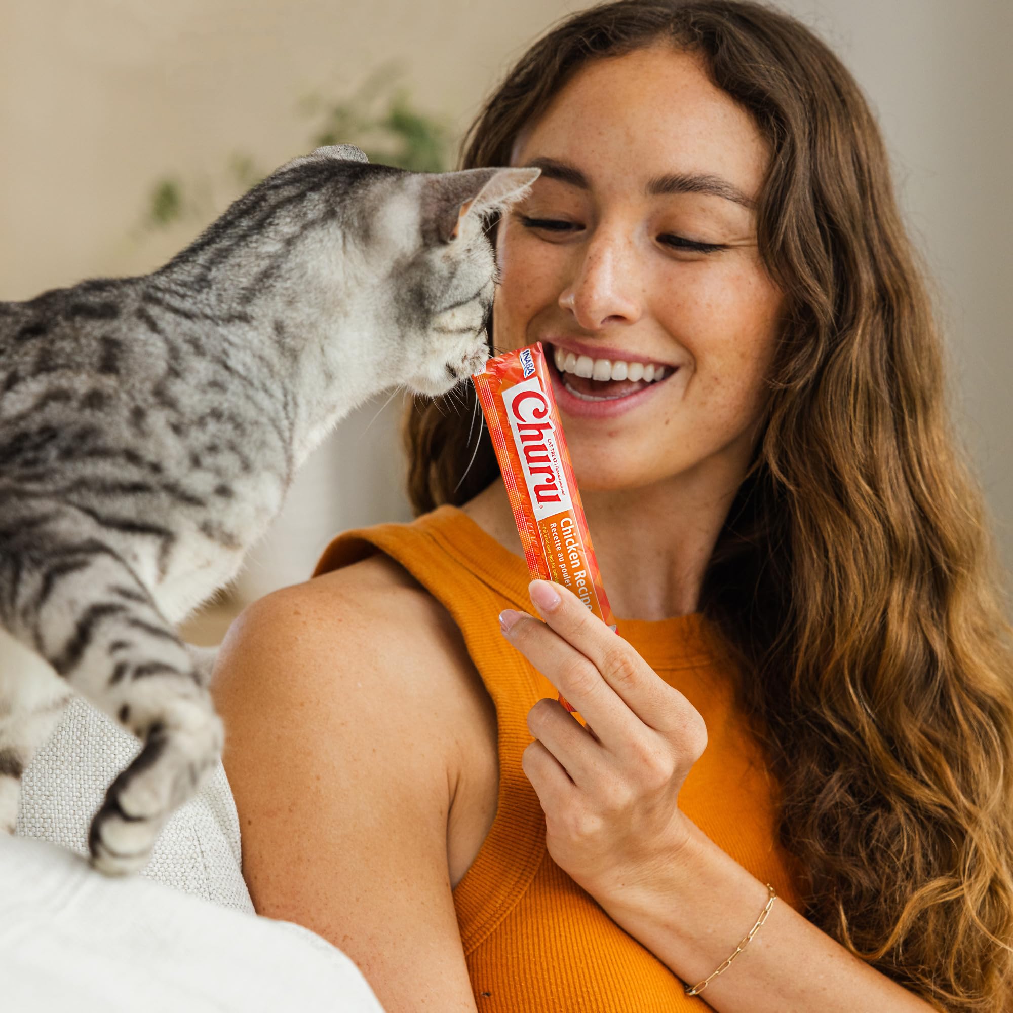 INABA Churu atún, útil para gatos mayores al cambiar comidas.