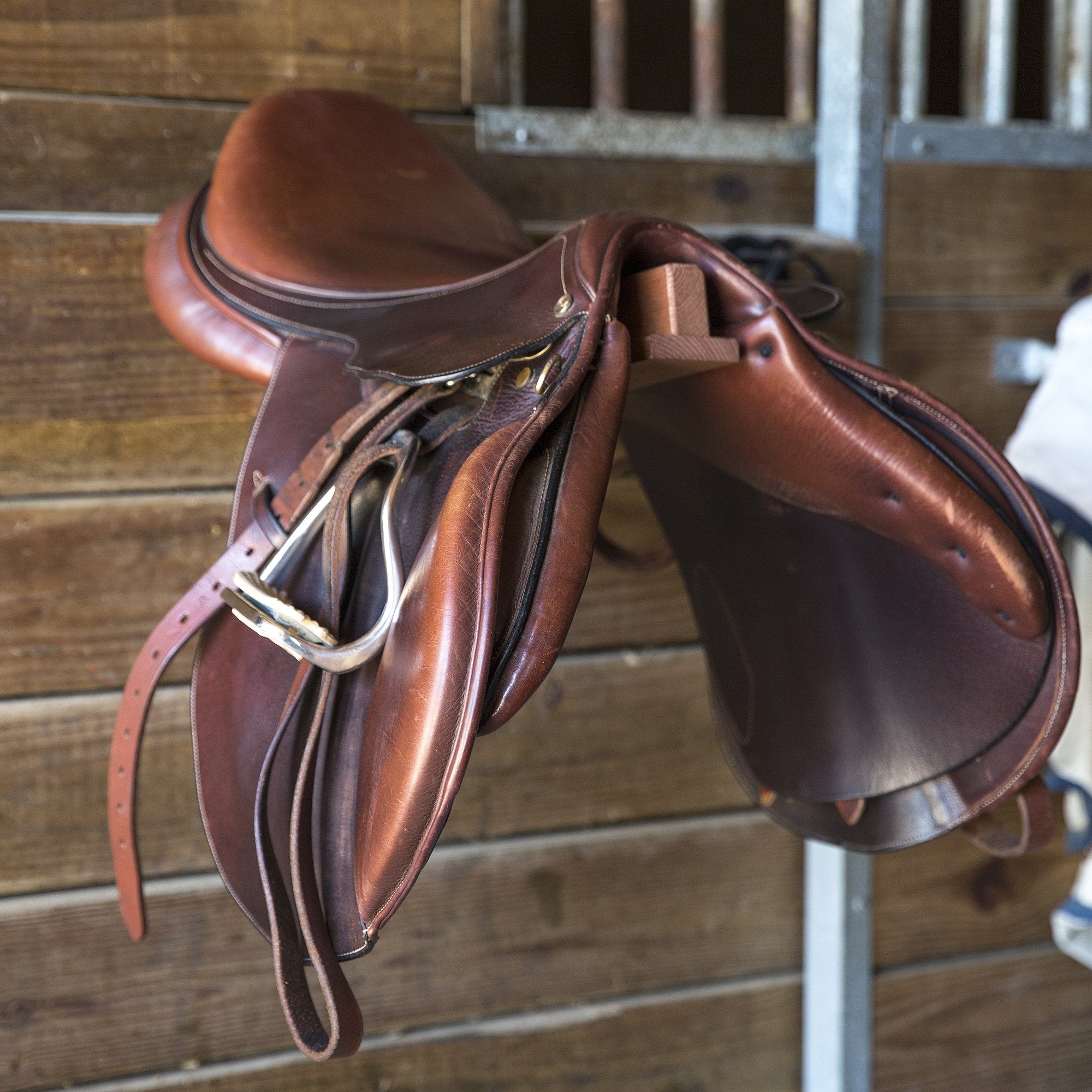 Intrepid International silla para caballo inglés-western de madera dura, segura y estable.