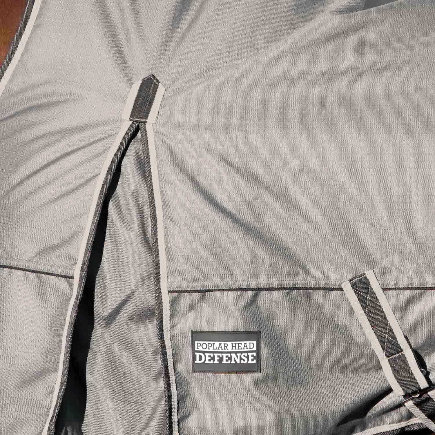 Cierre frontal ajustable en Jeffers Head Defense para ajuste seguro.