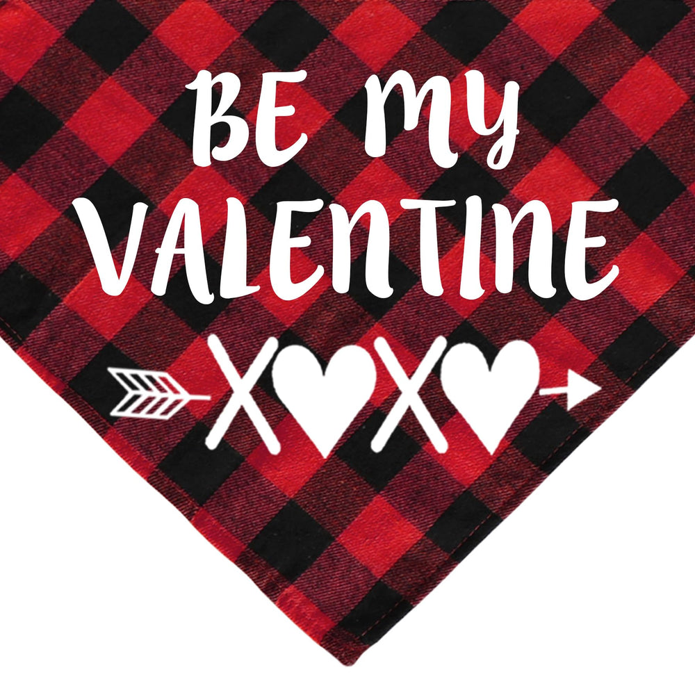 Bandana JOTFA con corazones rojos, ideal para sesiones de fotos.