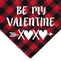 Bandana JOTFA con corazones rojos, ideal para sesiones de fotos.