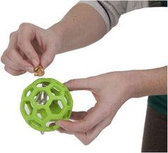 JW Activitoys Hol-ee Roller, colgante en jaula con cadena para mayor entretenimiento.