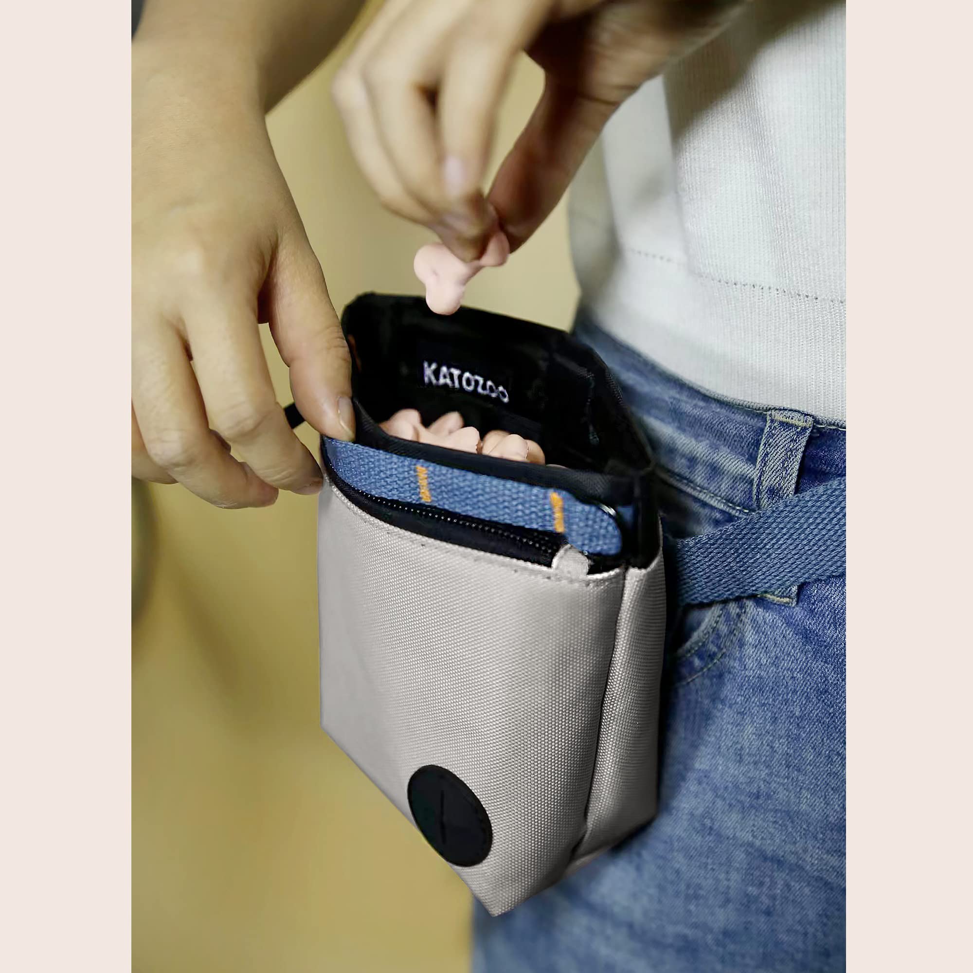 KATOZOO dispensador integrado de bolsas para mantener limpios los paseos.