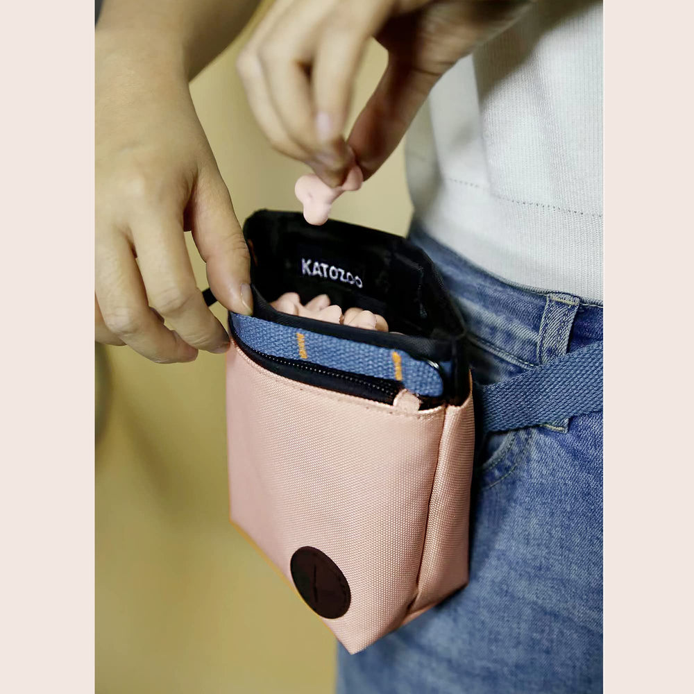 KATOZOO dispensador de bolsas integrado para gestos limpios durante paseos.