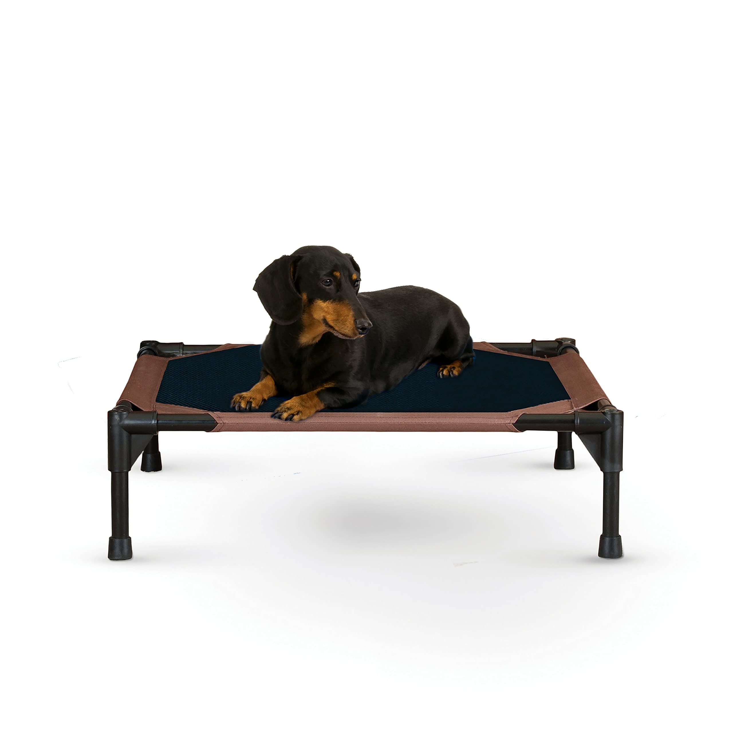 Cama elevada para perro K&H Pet Products con malla transpirable para días cálidos.